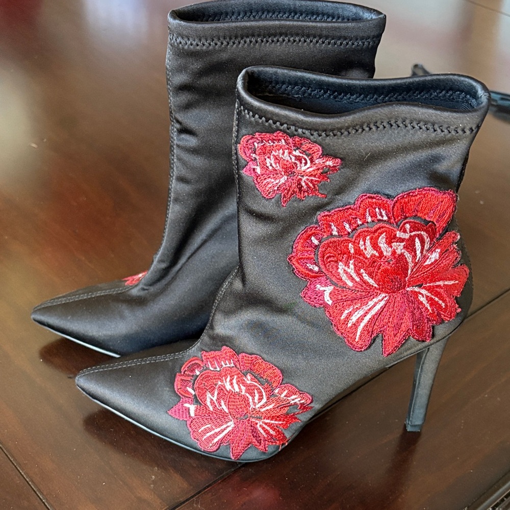 New without tags Elegant Black&Red Floral Embroidered Women's Boots size 6